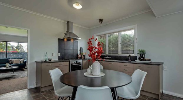 Treasure on Tremaine Avenue! - Photo 1