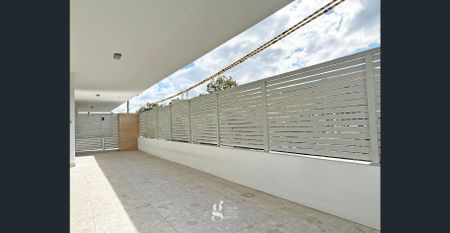 Sophisticated North-Facing 3-Bedroom Apartment - Photo 2