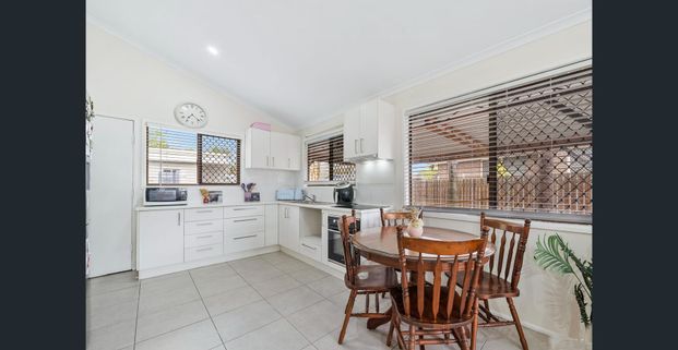 Fresh, Bright & Convenient – Perfectly Positioned 3BD Home! - Photo 1