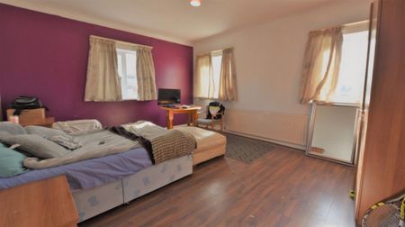 5 bedroom Flat in Bankfield Road, Leeds - Photo 4
