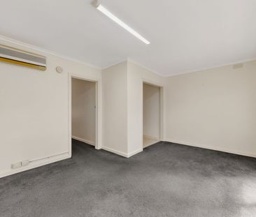 Easy Living in the Heart of Essendon – Water & Power Included - Photo 4