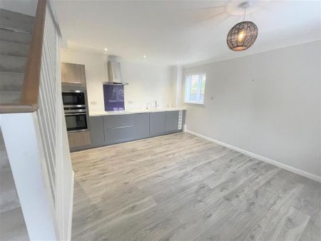 1 bedroom semi-detached house to rent - Photo 2