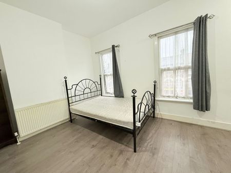 Self contained studio flat close to Ilford station- £1000 PCM - Photo 3