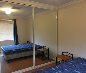 Two storey townhouse in a central location! - Photo 6