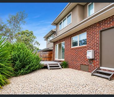 Modern Two-Storey Townhouse in Convenient Croydon North Location - Photo 5
