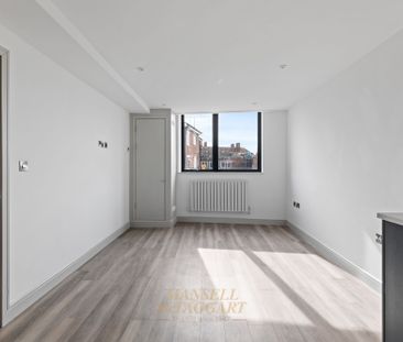 High Street, Horley, RH6 - Photo 3