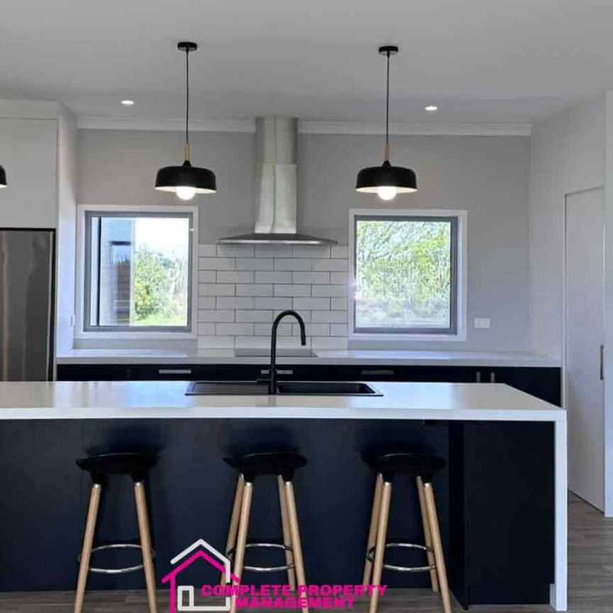 Spacious Executive Family Home - Springdale - Photo 1