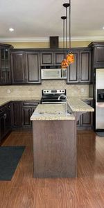 Bright & Spacious Family Home - Photo 3