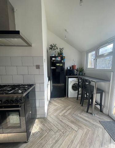1 bedroom in a house share to rent - Photo 3