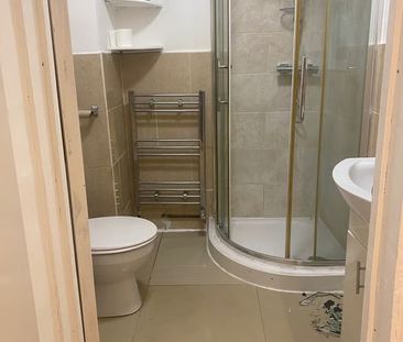 Studio Flat, Oulton Crescent, IG11 - Photo 5