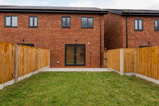 Abraham Fold, Little Hulton, Manchester, Greater Manchester, M38 - Photo 1