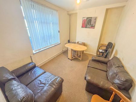 1 bedroom in a house share to rent - Photo 3