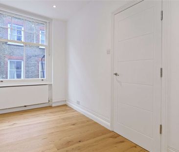Set on the first floor of a popular mansion block in Bloomsbury, we... - Photo 4