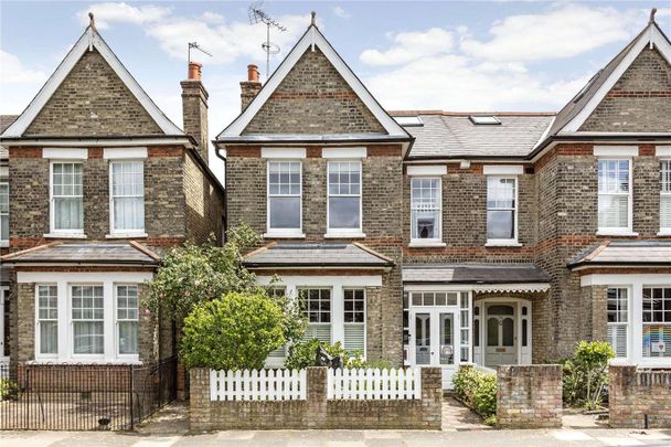 Well presented four bedroom house in East Sheen ( to be repainted and recarpeted with new window dressings as required) - Photo 1