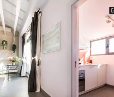 1-bedroom penthouse apartment for rent in Malasaña - Photo 3
