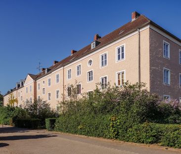 Zentrale 3-Zimmer-Wohnung in grüner Umgebung // 1. OG links - Photo 2