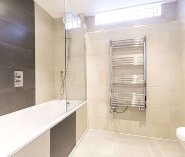 A large one bedroom church conversion in a fabulous Islington locat... - Photo 2