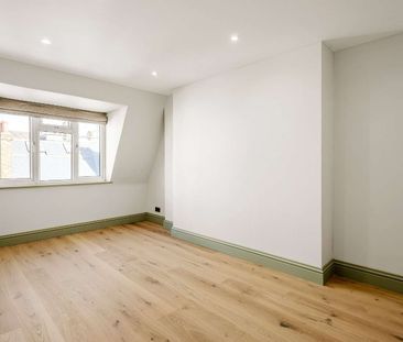 Set on the fourth floor of a popular mansion block on a residential street in Bloomsbury. - Photo 1