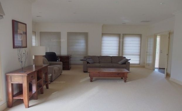 SPACIOUS TOWNHOUSE IN PRIME LOCATION - Photo 1