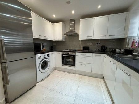 1 bedroom in a house share to rent - Photo 3