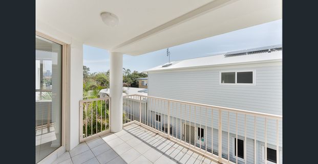 Immaculate Second Floor Apartment in Beachside Mermaid! - Photo 1