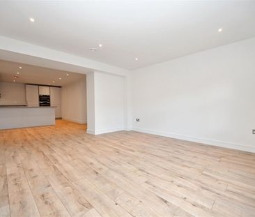 2 bedroom Flat To Let - Photo 3