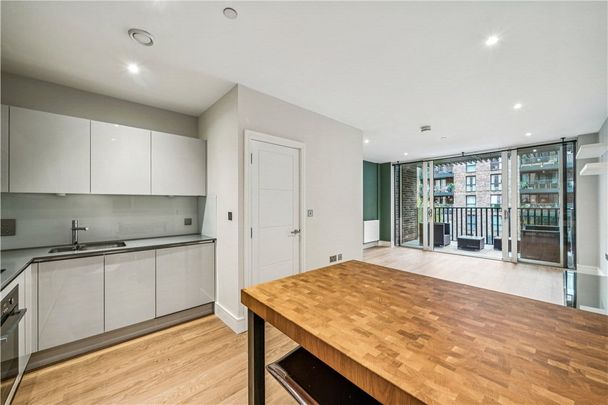 Excellent two-bedroom, two-bathroom flat within Wimbledon Grounds, this prestigious modern development next to the AFC Wimbledon Stadium. - Photo 1