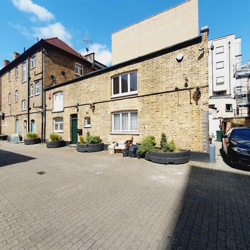 Red Lion Square, Wandsworth High Street, London SW18 - Photo 1