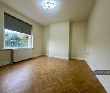 4 bedroom semi-detached house to rent - Photo 2