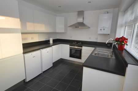 2 bedroom semi-detached house to rent - Photo 3