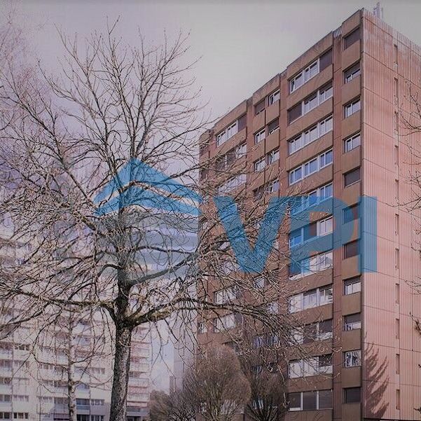 Bright 4-room apartment on 4th floor with balcony and parking in Meyrin - Photo 1