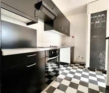 Location Appartement 2 pièces 47m² PARIS 19ème - Photo 3