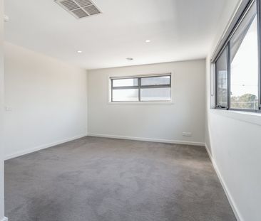Townhouse in prime location! - Photo 6