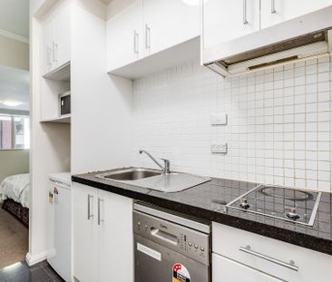 Fully Furnished Studio Apartment at Oaks Trafalgar! - Photo 5