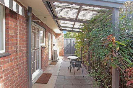 Charming, Bright & Perfectly Located Two Bedroom Homette - Photo 3