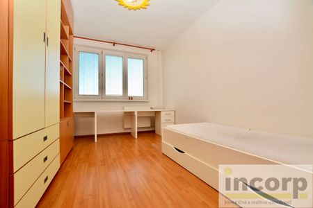 ZREKONŠTRUOVANÝ 3 IZB. BYT (3x SAMOSTATNÁ NEPRICHODNÁ IZBA) S BALKÓNOM A V TICHEJ LOKALITE, SIBÍRSKA – Fotografia 3