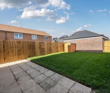Ilex Drive, Fiddington Fields, Tewkesbury, Gloucestershire - Photo 2