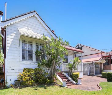 Spacious 4 Bedroom Family Home with Inground Pool - Photo 2