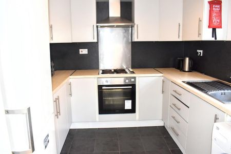 4 bedroom terraced house to rent - Photo 3