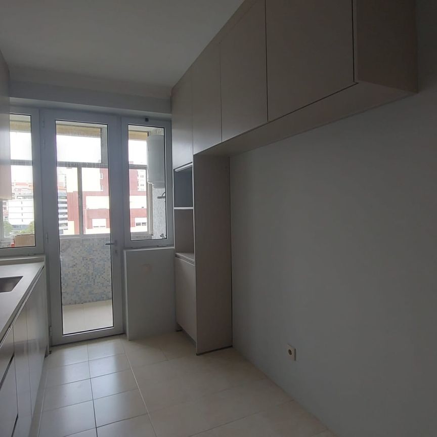 Apartamento T4 para Arrendamento com Garagem em zona prestigiada no Porto - Photo 1