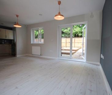 2 bedroom mews to rent - Photo 5