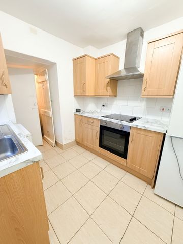 Kings Road, Fleet, GU51 3AB - Photo 4