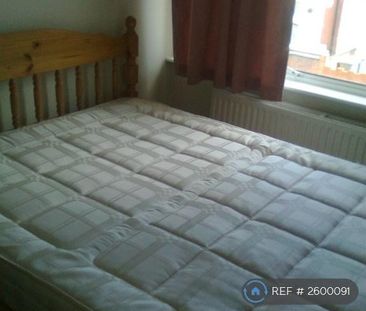 1 bedroom in a flat share to rent - Photo 2