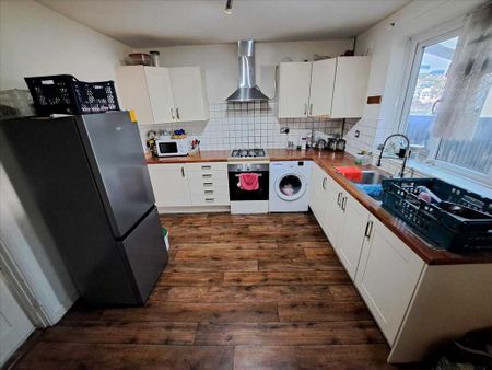 3 bedroom semi-detached house to rent - Photo 4