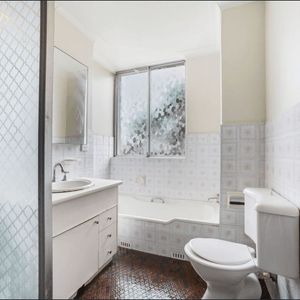 Cozy House for Rent in Burwood - Live Close to the City - Photo 3