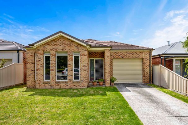 GREAT 3 BEDROOM HOUSE CLOSE TO SHOPPING CENTRES, SCHOOLS AND TRAIN STATION - Photo 1