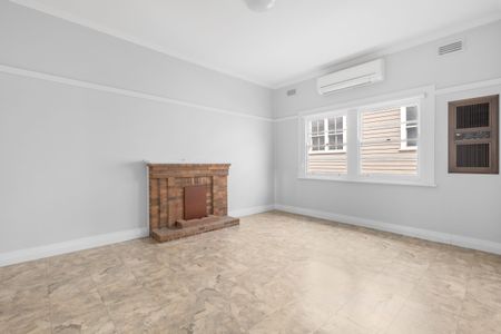 Versatile Family Home with 4 Bedrooms & Dual Kitchens - Photo 3