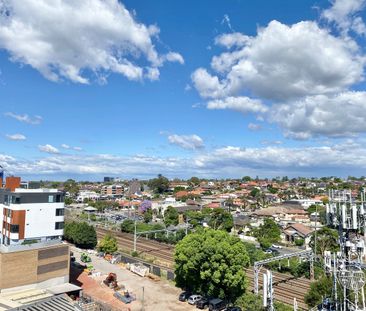 STUNNING, MODERN 8TH LEVEL APARTMENT - Photo 2