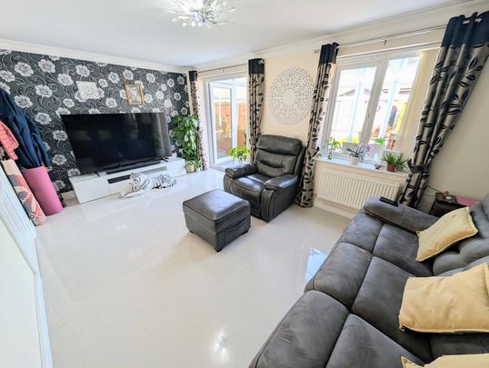 4 bedroom semi-detached house to rent - Photo 1
