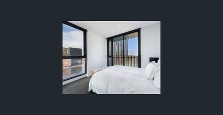 Stunning Furnished 2 Beds Apartment with City Views - Photo 2